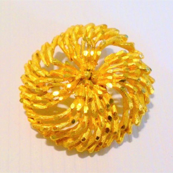 Vintage Brushed Gold Tone Diamond Cut Large Statement Brooch - Picture 1 of 4